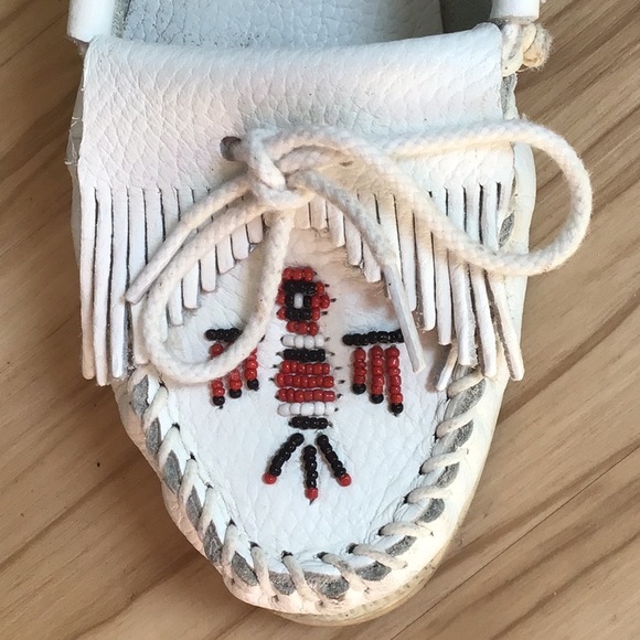 Minnetonka White Red Black Beaded Fringe Thunderbird II Leather Moccasin 7.5 - Picture 6 of 9